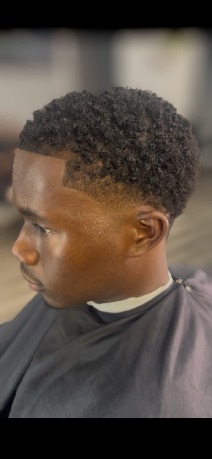 Natural curly top with clean line-up